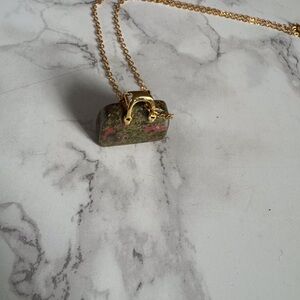 Elegant Gold Pendant Necklace